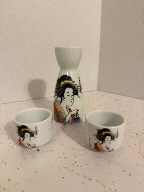 Vintage Japanese Porcelain Geisha Sake Set Tokkuri Bottle 2 Ochoko Cups Barware